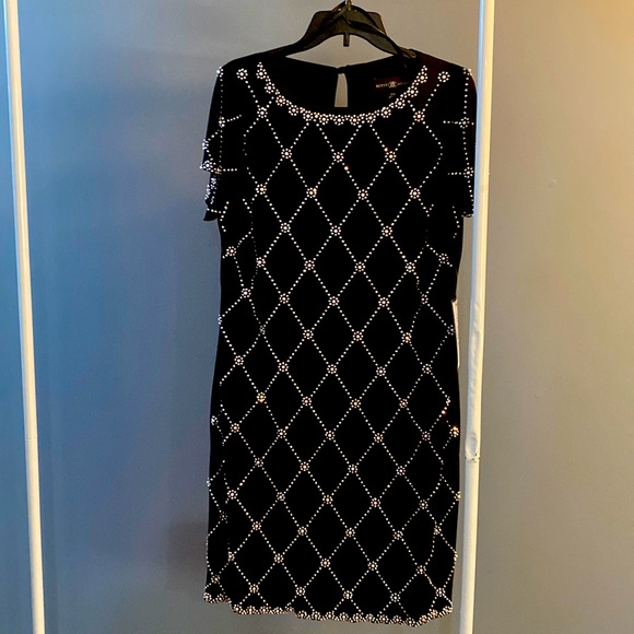 Dress - Picture 1 of 4